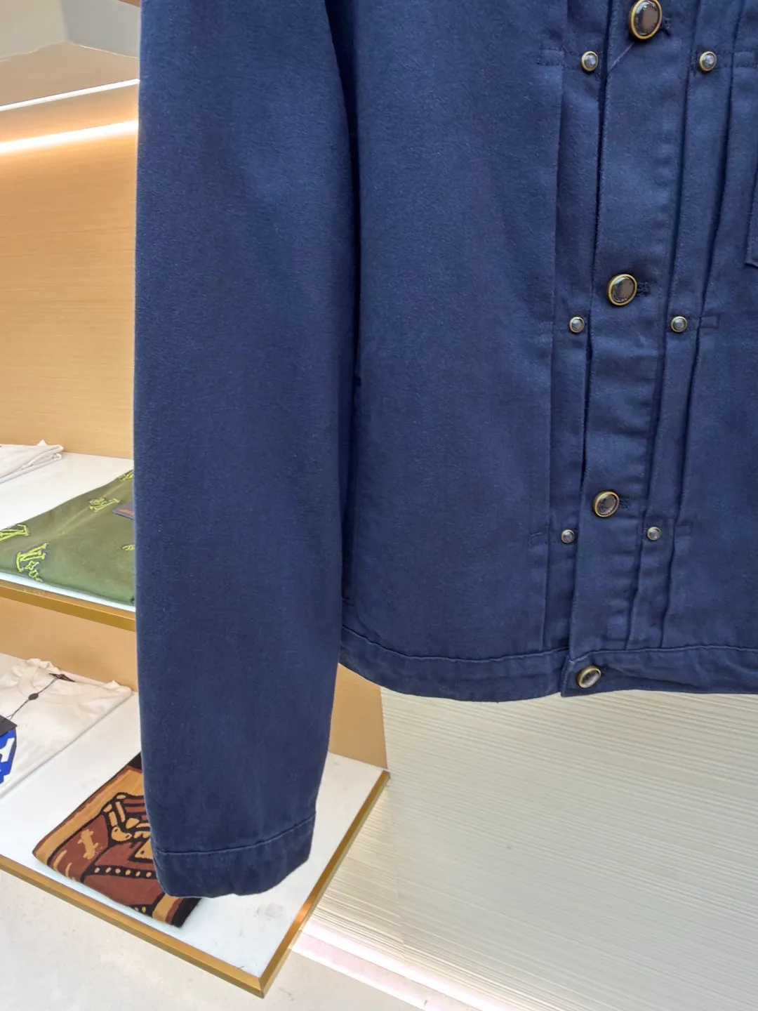 LOUIS VUITTON dyed truck denim jacket ●Authentic product: 17800 purchase and development ●Item number: 1681051-B65 ●Fabric: denim fabric ●Technology: embossed production ●Version: fitted version ●Weight: about 870 grams ●Size: 46-48-50-52 ●Description: Customized pure cotton thick woven denim Template machine bag opening Preset template to guide the position, shape and size of bag opening Accuracy ensures the quality of the bag opening effect. The soft light ancient wash process uses specific chemical and logistics treatments to make the surface of the fabric show a soft luster. It not only retains the original texture but also adds a gentle atmosphere. The overall routing is straight and delicate, the fabric is comfortable and soft, and the color is consistent without color difference. It can be matched with the same style to create a fashionable look and control various occasions. Customized accessories, complete three standards, same style for men and women!